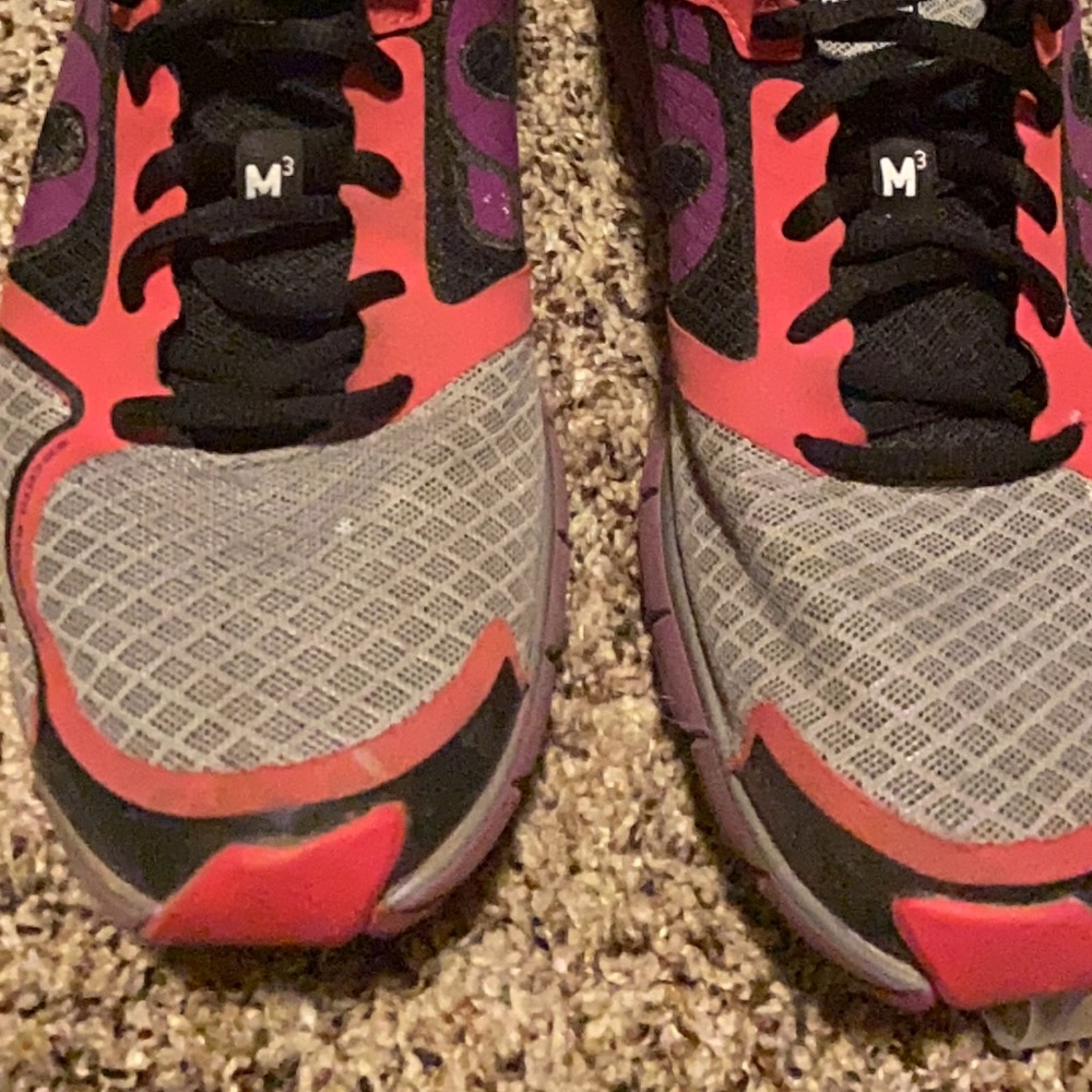 Tennis shoes